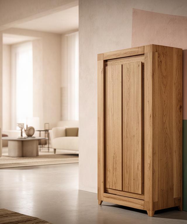 Mobile italiano in legno naturale esposto in un ambiente luminoso con dettagli di finitura artigianale
